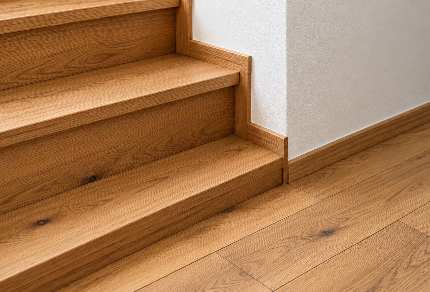 Studio illustrativo: raccordo fra il rivestimento di una scala in legno e il parquet.